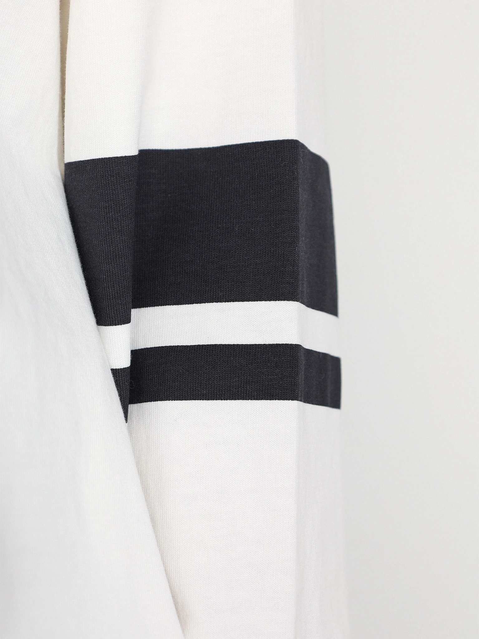 Футболка белого цвета с длинным рукавом из хлопка